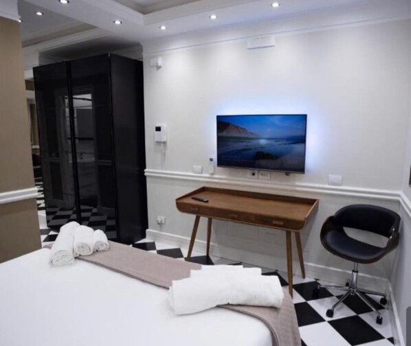 2 bedrooms, in-room safe, desk, iron/ironing board