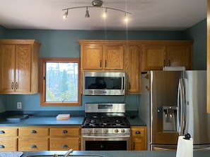 Coffee/tea maker, fridge, microwave, oven