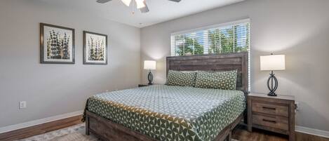 3 Schlafzimmer, Schreibtisch, Bügeleisen/Bügelbrett, Reisekinderbett