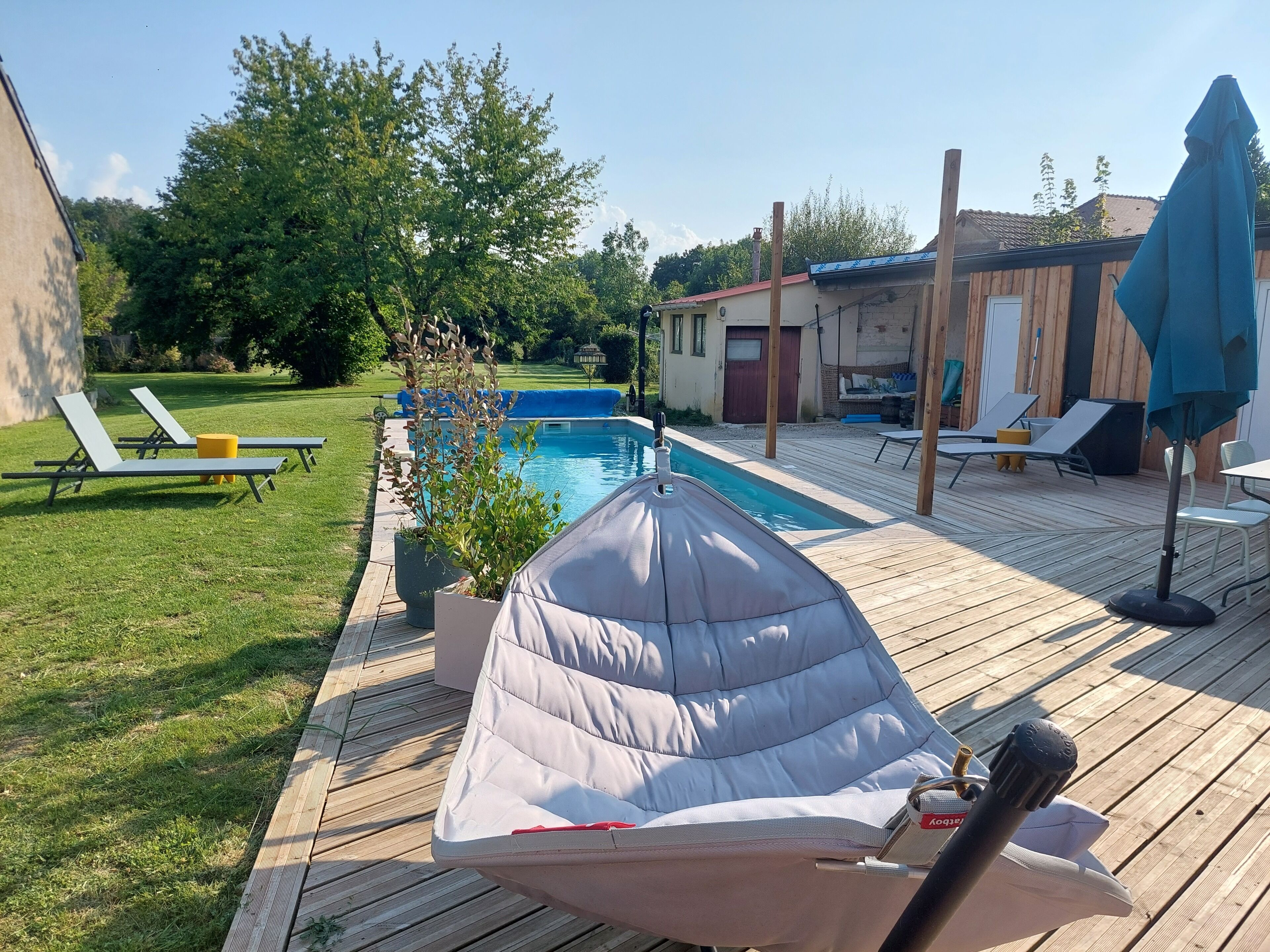 Utomhuspool och uppvärmd pool