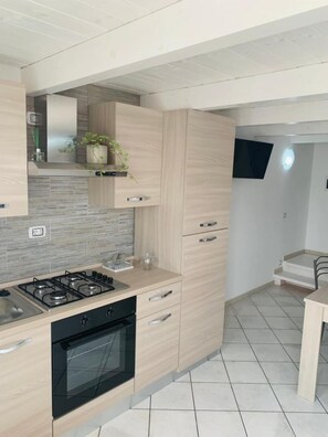 Geschirrspüler, Wasserkocher mit Kaffee-/Teezubehör