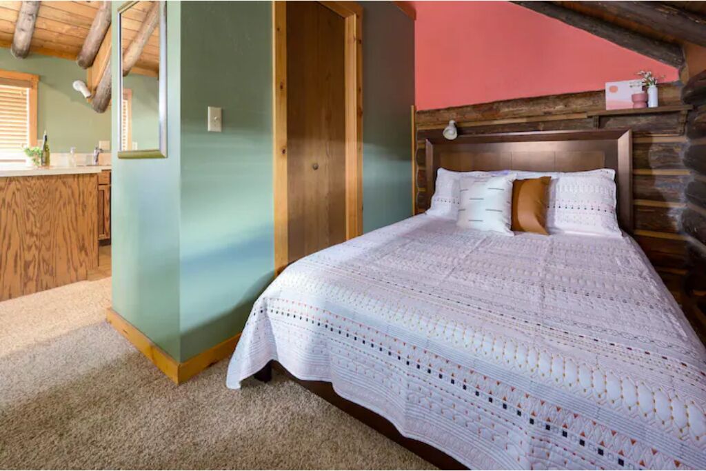 •Pine•Cabin•Loft•in•Central•Boise•