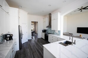 Kjøleskap, mikrobølgeovn, ovn og kokeplater