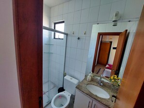 Villa | Badkamer | Een haardroger