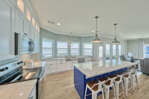 ثلاجة، ميكروويف، فرن، موقد طهي مسطح