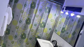 Maison | Salle de bain | Douche à « effet pluie », sÚche-cheveux, serviettes fournies