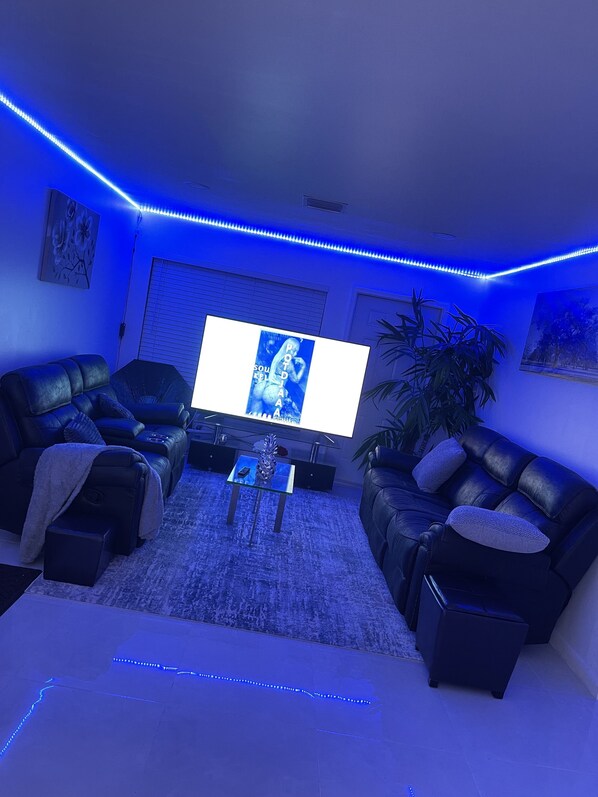 하우스 | 거실 공간 | 케이블 채널 시청이 가능한 85인치 평면 TV, TV, 넷플릭스