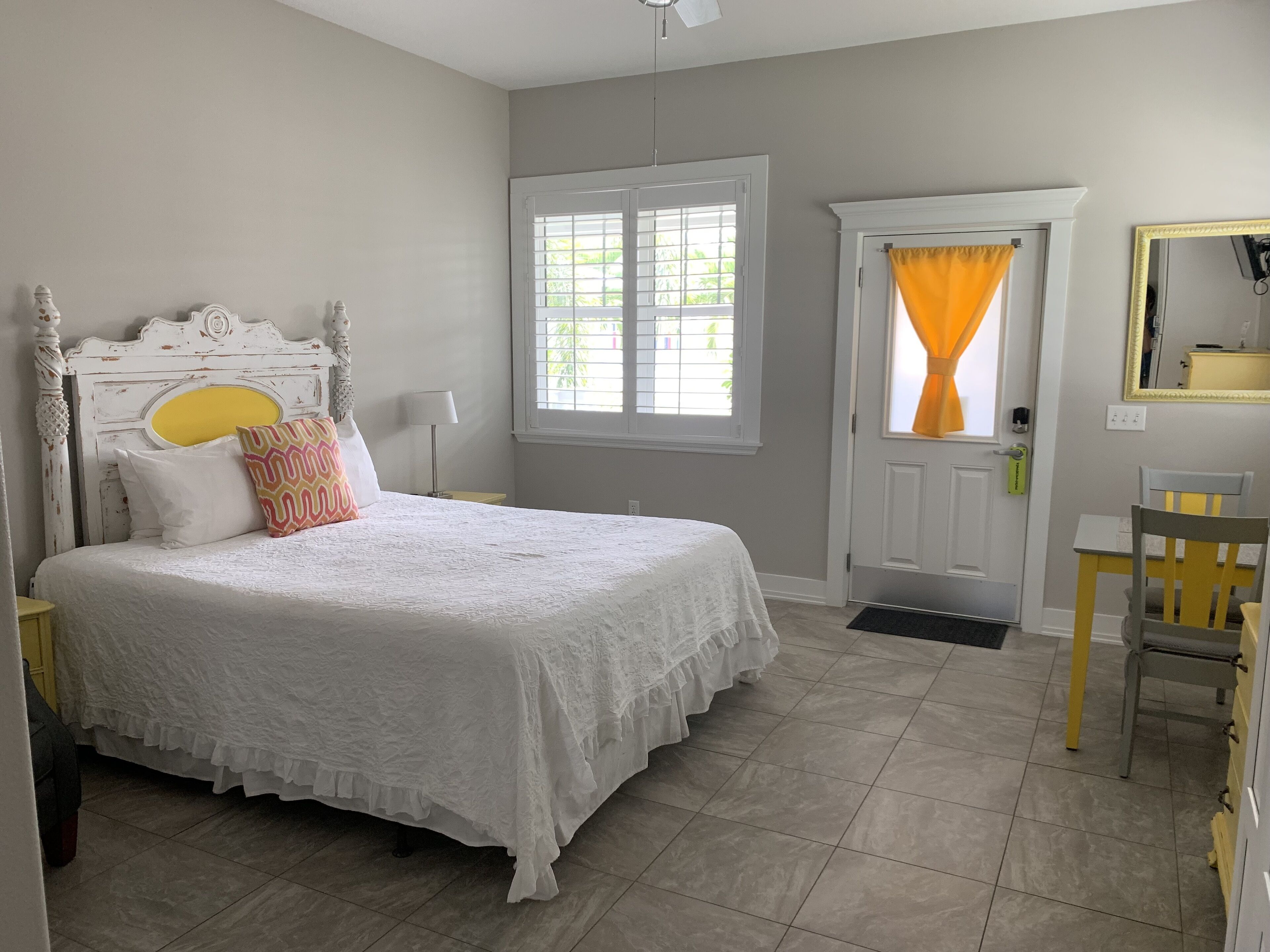 Key West Style Cottage - with pool/hot-tub 