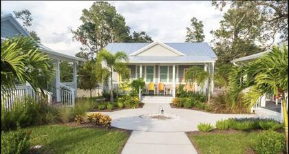 Key West Style Cottage - with pool/hot-tub