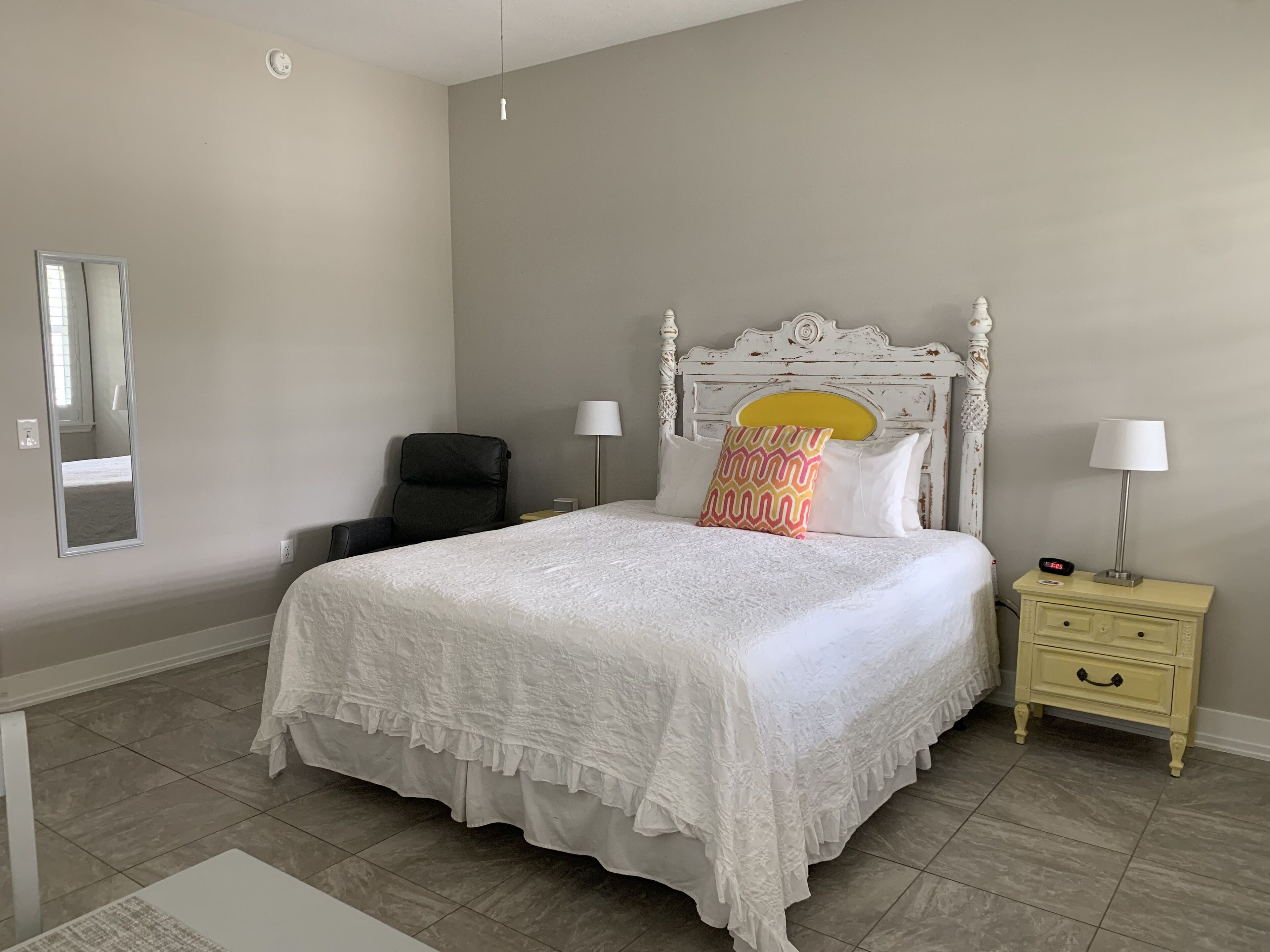 Key West Style Cottage - with pool/hot-tub 