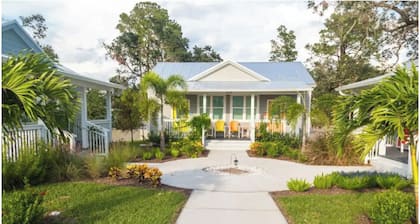Key West Style Cottage - with pool/hot-tub