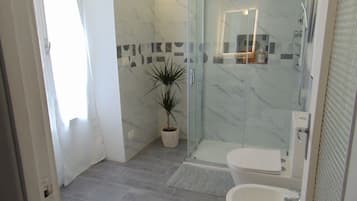 Haartrockner, HandtĂŒcher, Seife, Shampoo