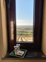 Quarto casal panorâmico | Banheiro | Secador de cabelo, roupões de banho, toalhas de banho 