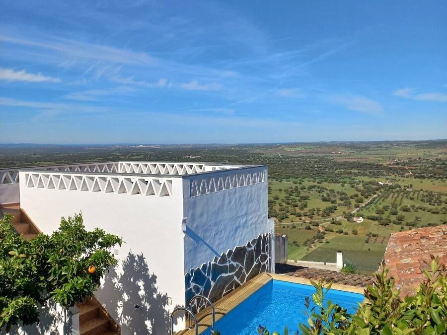 Una piscina sul tetto con vista panoramica sul paesaggio circostante.