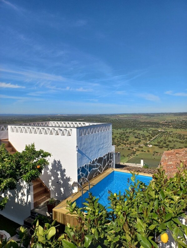 A rooftop pool with a clear view of the surrounding landscape. - Casa Dona Antonia - Monsaraz (Reguengos de Monsaraz)