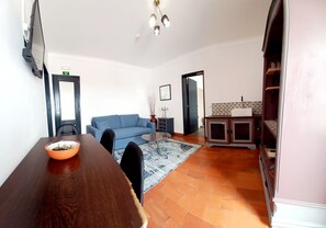 Panorama appartement, Meerdere bedden, niet-roken, uitzicht op zwembad | Woonruimte | Een 85-cm flatscreentelevisie met digitale zenders en televisie