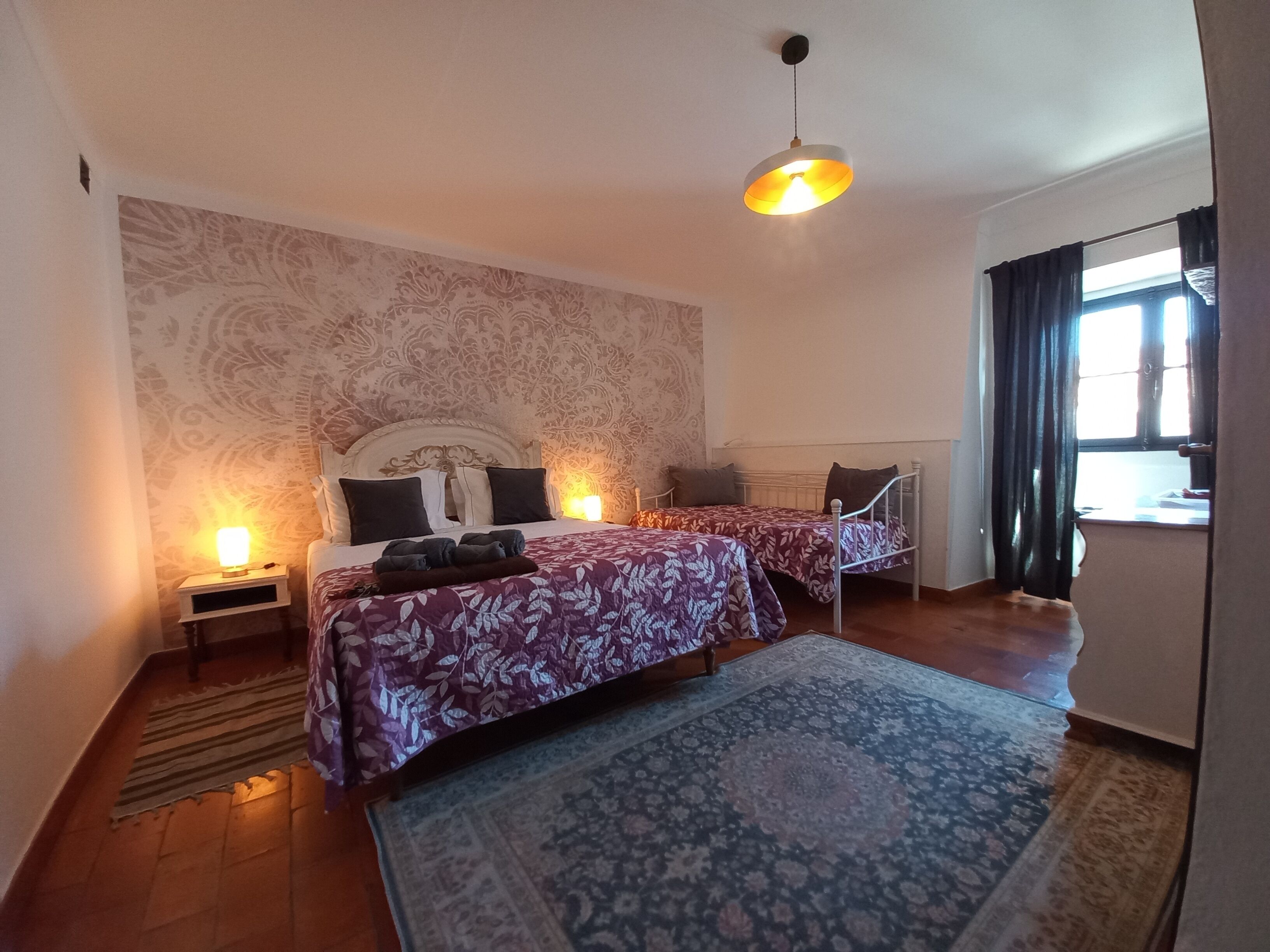 家庭三人房, 1 張加大雙人床, 非吸煙房, 城市景觀 | 免費無線上網、床單