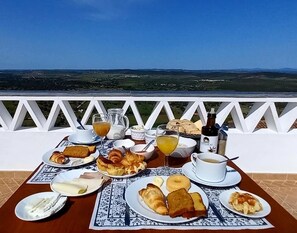 Café da manhã com buffet grátis todos os dias