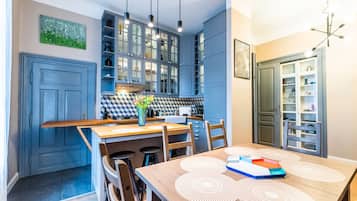 Refrigerador con freezer, microondas, horno, lavavajillas
