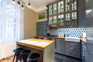 Departamento familiar | Cocineta privada | Refrigerador con congelador, microondas, horno y lavavajillas