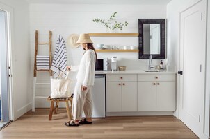 Room 32 | Private kitchen | Mini-fridge, microwave, coffee/tea maker, toaster oven