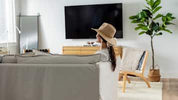 豪華套房 | 起居區 | 55-吋智慧型電視、數位頻道、電視、Netflix