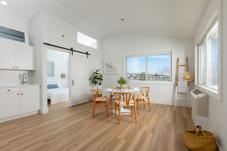 Tabla de planchar con plancha, wifi gratis y ropa de cama . DUNE Fairfield Beach