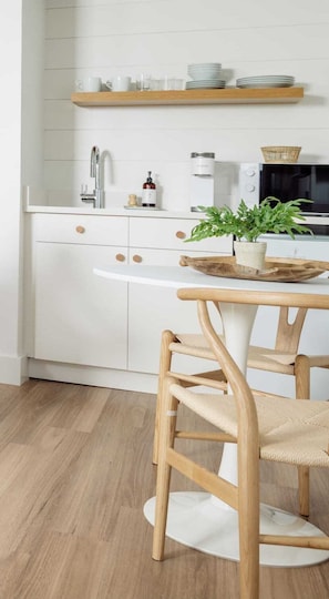 Room 25 | Private kitchen | Mini-fridge, microwave, coffee/tea maker, toaster oven - DUNE Fairfield Beach (Fairfield)
