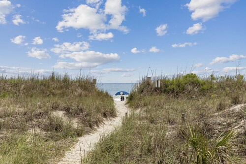 Newly Renovated 2BR/2BA Ocean View Condo with pool!! Central Location!!