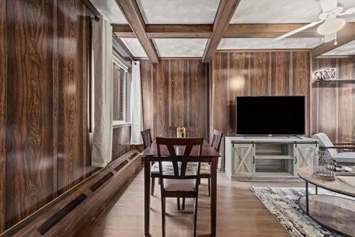 💜Lawrenceville Loft off Butler - Top Floor & Bespoke Woodwork💜