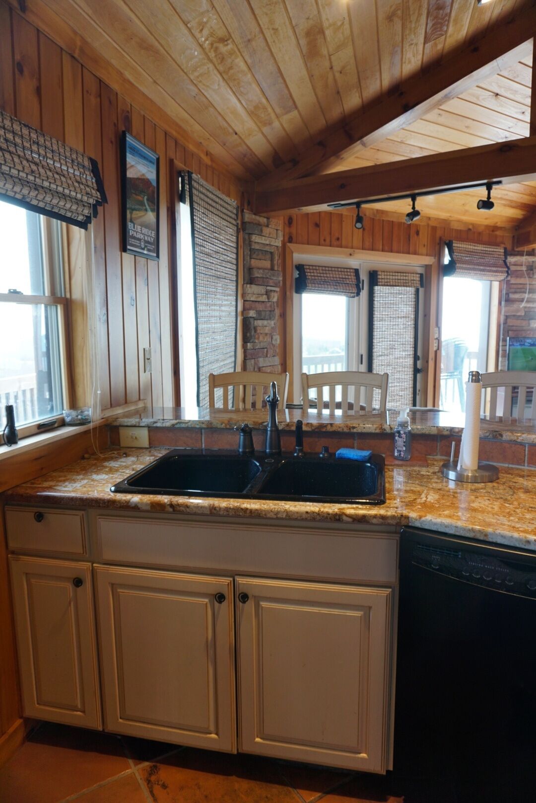 New Listing - Amazing Views of Beech Mountain, Walk to Ski Slopes!