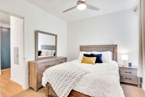 2 bedrooms, iron/ironing board, bed sheets - 2B2B Modern Apt with Amenities (Aurora)