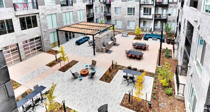 2B2B Modern Apt with Amenities