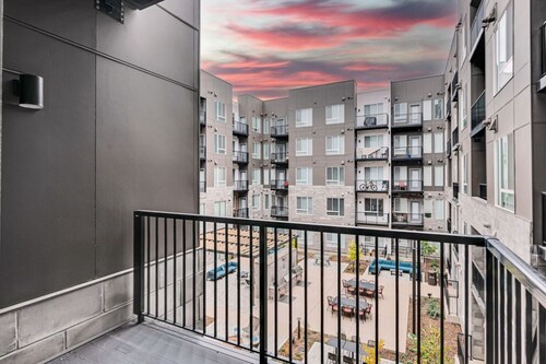 2B2B Modern Apt with Amenities