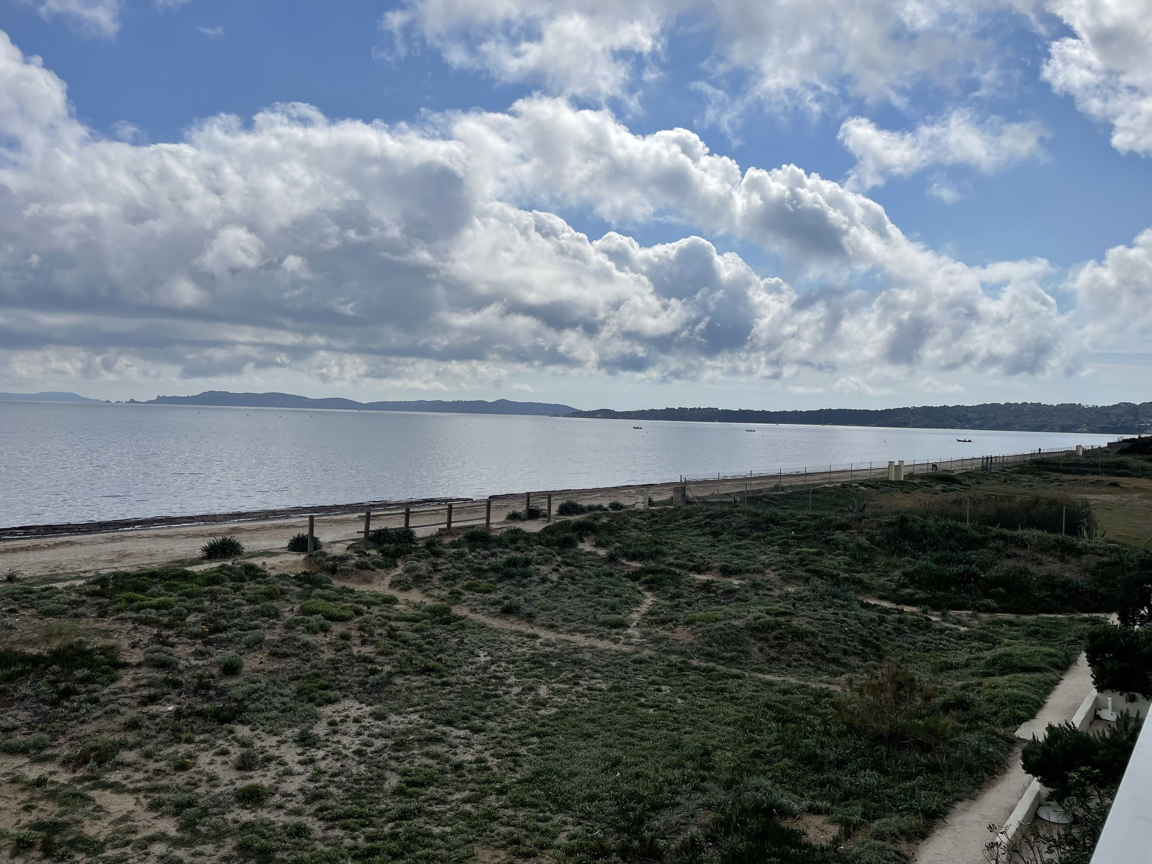 Studio "feet in the water"