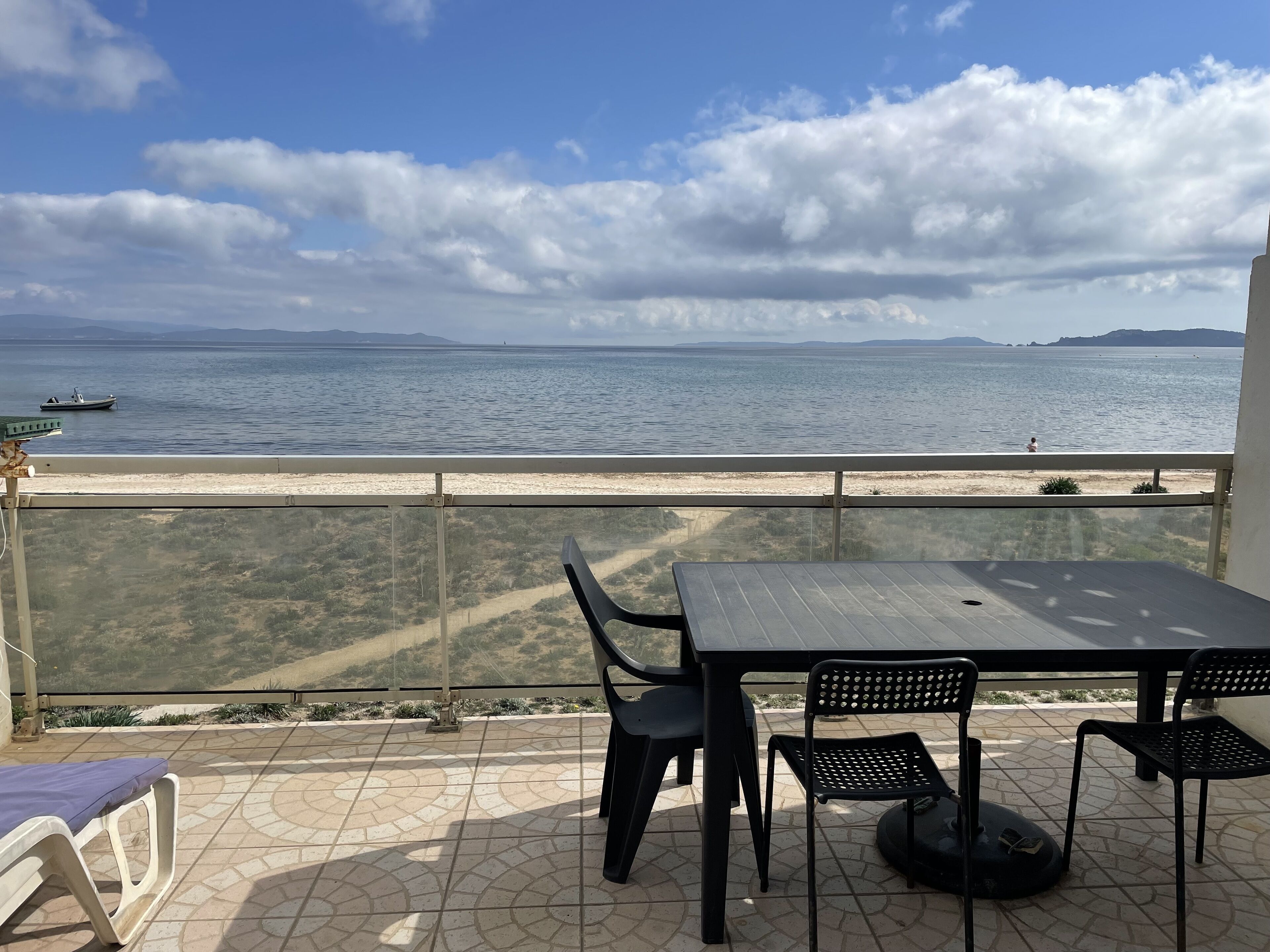 Studio "feet in the water"