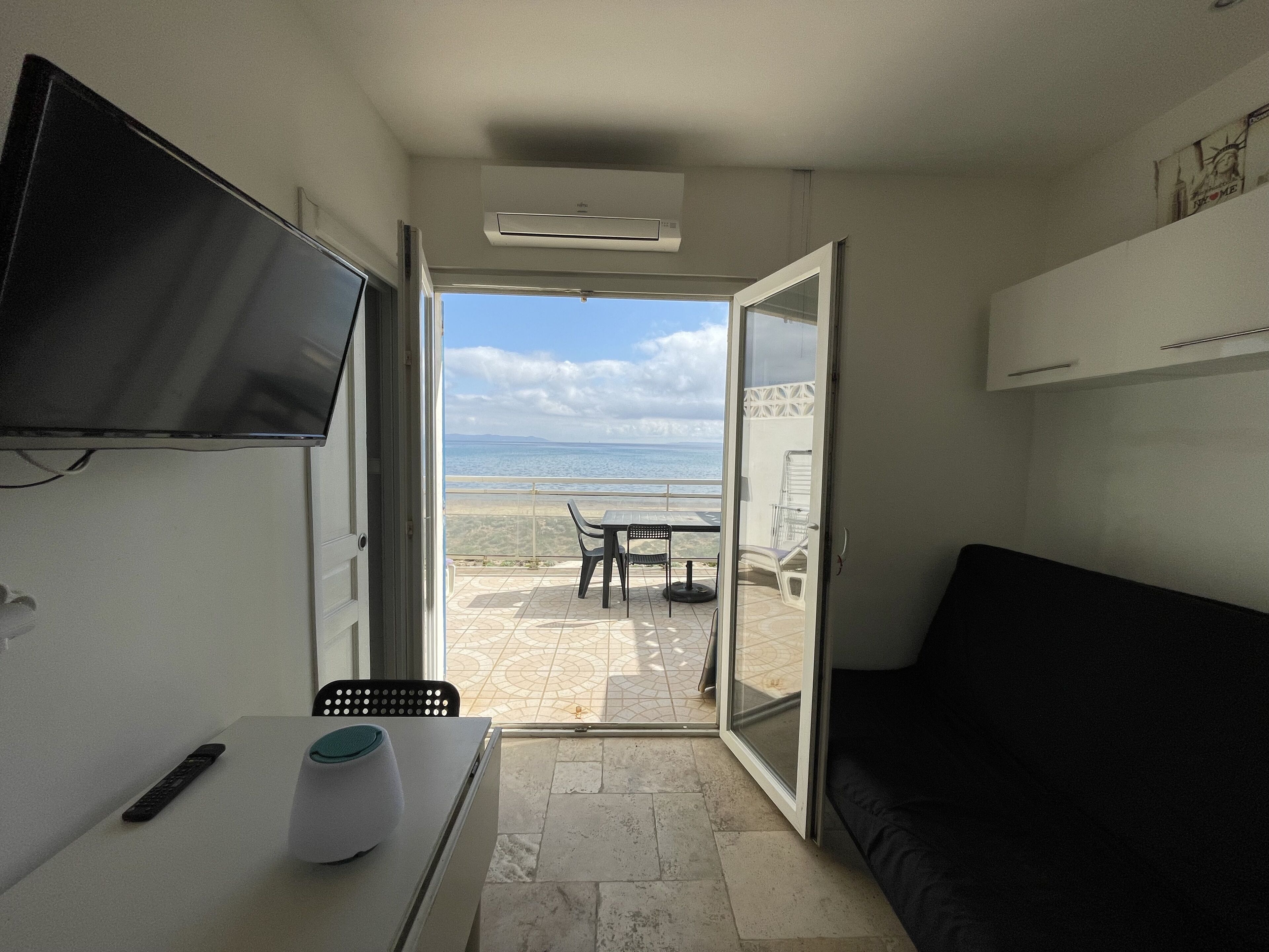 Studio "feet in the water"