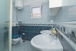 Shower, towels - Apartment for four people no.2 (Pirovac)