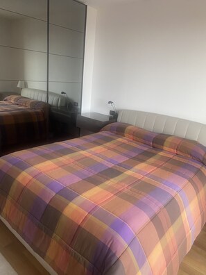 3 habitaciones, escritorio, tabla de planchar con plancha y wifi gratis