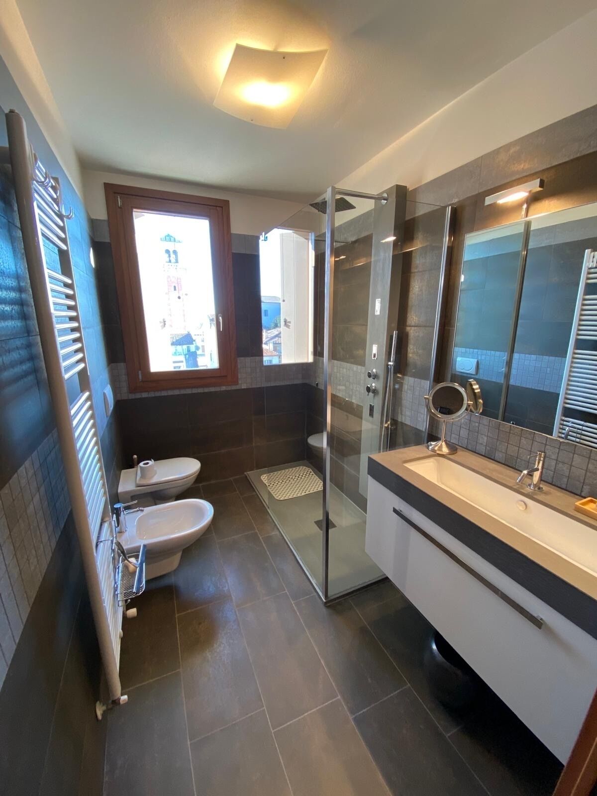 Dusche, Haartrockner, Bidet, Handtücher
