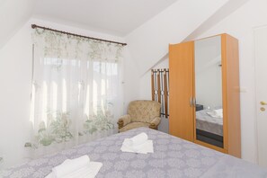 1 bedroom, Internet, bed sheets - Apartment with sea view no.3 (Pirovac)