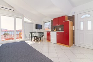 1 bedroom, internet, bed sheets