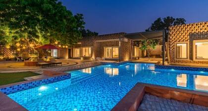 StayVista at The Brick House 15 mins from Airport 2