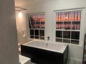 Regadera, tina de hidromasaje, amenidades de baño gratuitas
