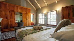 4 bedrooms, desk, iron/ironing board, WiFi