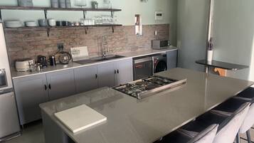 Geladeira, micro-ondas, fogão, cooktop