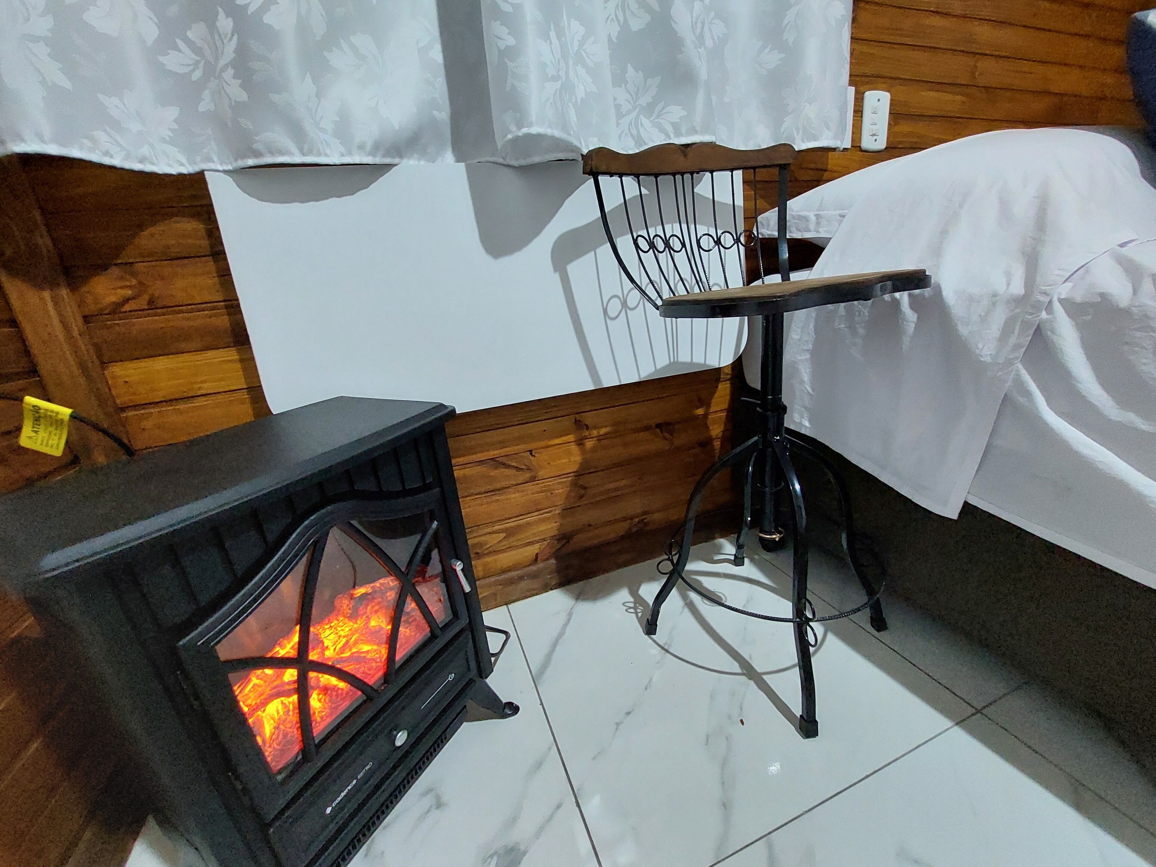 Rustic Austrian-style studio with kitchen and spacious bathroom