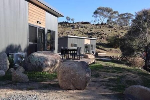 Outdoor dining - #1 New Modern Cabin with beautiful views Cabin (East Jindabyne)