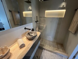 Douche, serviettes fournies, savon