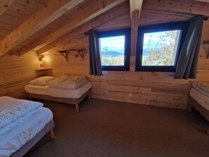 7 bedrooms, travel crib, bed sheets, wheelchair access